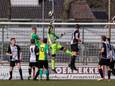 MVV’29-keeper Thijs Goossen stompt de bal weg tegen WVV’34. MVV ging met 1-0 onderuit in de topper van de derde klasse A.