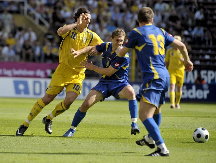 Jevgeni Levchenko namens Oekraïne in duel met Zlatan Ibrahimovic (l).