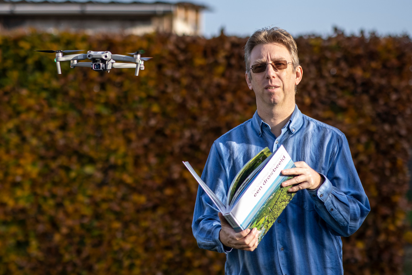 De fotograaf en zijn drone: Peter Malaise tekent voor het fotoboek over de Vlaamse Ardennen.