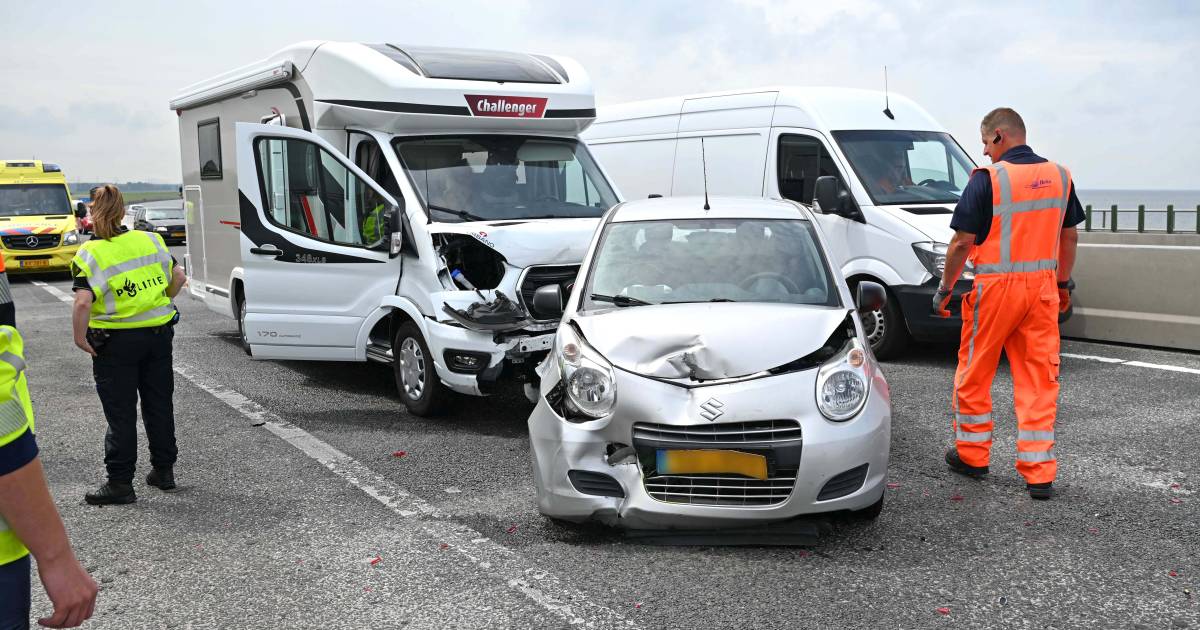 Botsing tussen auto, bus en camper op de Ketelbrug veroorzaakt vertraging van meer dan een uur.