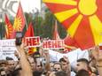 Aanhangers van oppositiepartij VMRO-DPMNE zeggen ‘HE’ (Nee, red.) tegen het verdrag met Bulgarije.