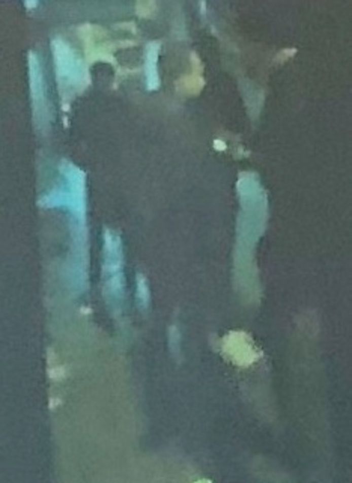 Op videobeelden die de daders zelf maakten, is te zien hoe het slachtoffer wordt omsingeld door de bendeleden in de buurt van de Oude Markt.