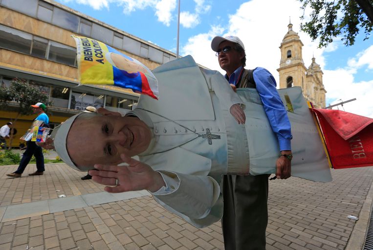 Voorbereidingen in Bogota voor het bezoek van paus Franciscus dat vandaag begint. Beeld AFP