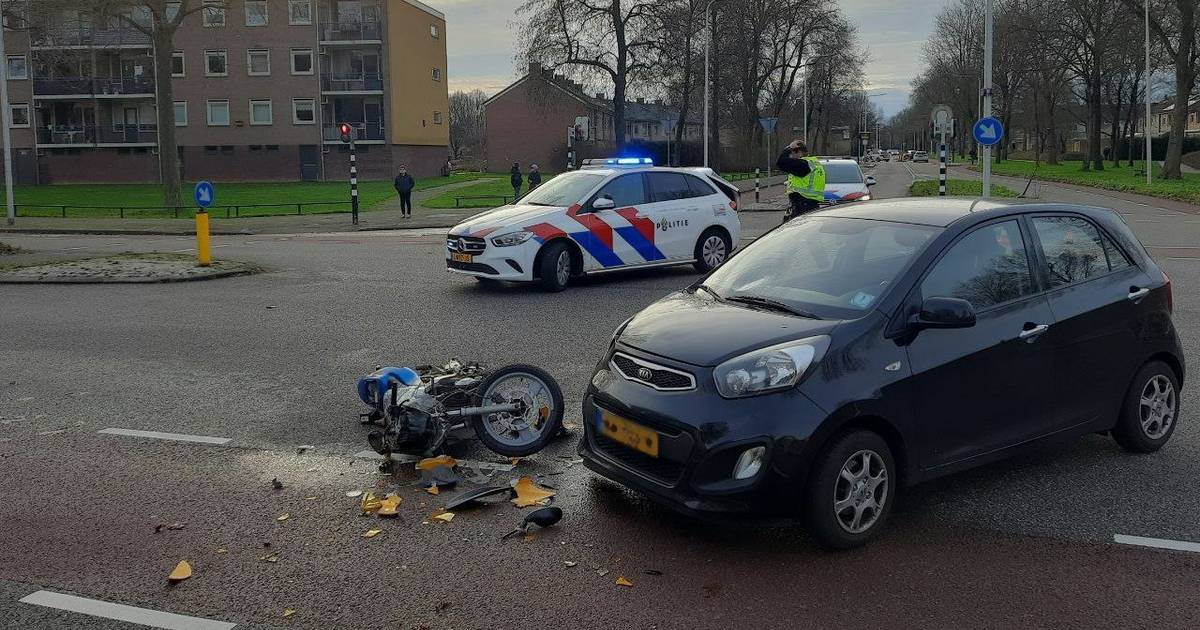 Bromfietser gewond na botsing met auto in Zwolle.
