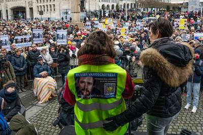 Duizendtal mensen samen in Brussel om vrijlating Olivier Vandecasteele te vragen, familie heeft onlangs contact gehad: “Hij is 25 kilo vermagerd”