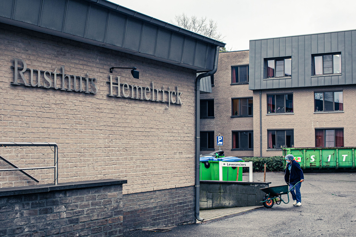 Inmiddels zijn in WZC Hemelrijck 27 bewoners overleden en 88 positief getest na het sinterklaasbezoek. Beeld Bas Bogaerts