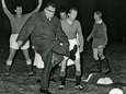 Wie won in Eindhoven de voetbalwedstrijd tussen pers en BN’ers in 1962?