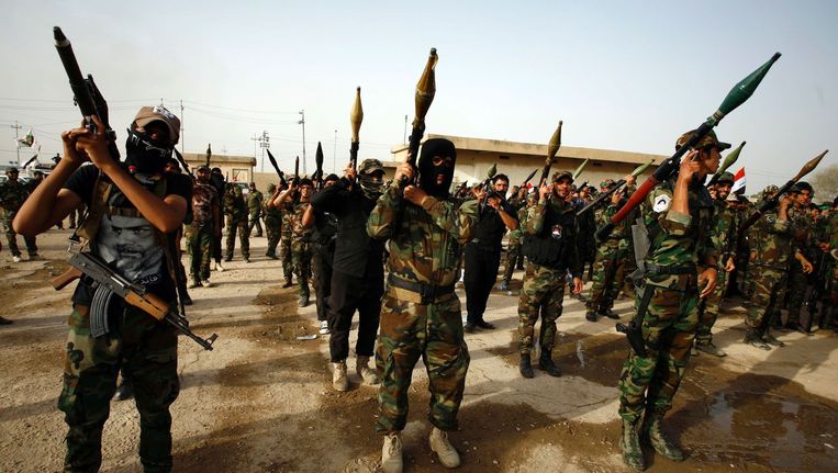 Strijders van de sjiitische militie Saraya al-Salam bereiden zich in Najaf voor op het offensief in Fallujah tegen IS. Beeld afp