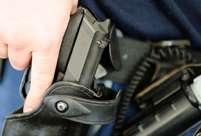 De agent schoot in de muur om de vrouw af te leiden