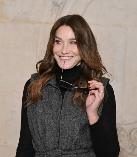 Carla Bruni provoque un tollé en posant au milieu des poubelles à Paris: “Affligeant”