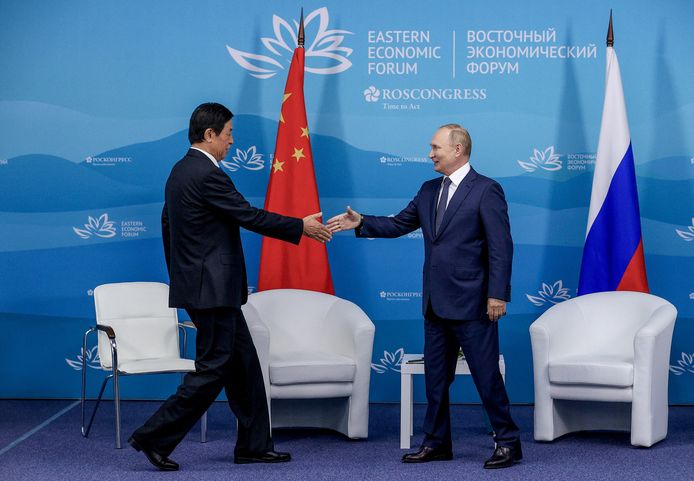 Russische president Vladimir Poetin schudt de hand van de hoogste Chinese wetgever Li Zhanshu op 7 september 2022.
