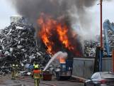 Berg schroot staat in brand bij Haarlemse sloperij