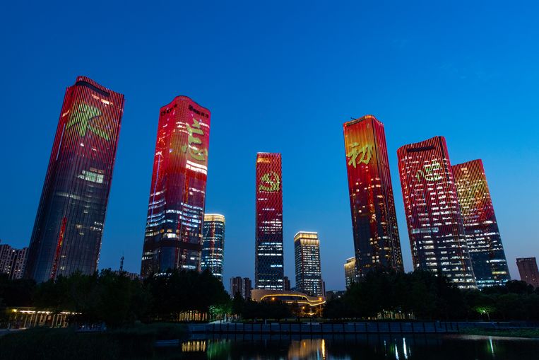 Wolkenkrabbers in Beijing vieren het 100-jarig bestaan van de Communistische Partij in China op eigen wijze, 21 juni. Beeld China News Service via Getty