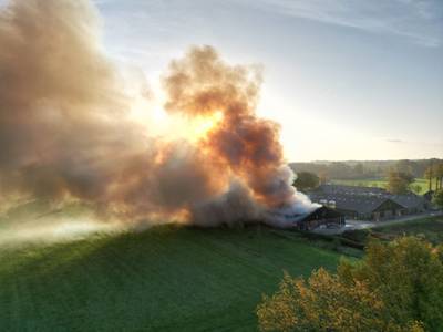 Grote kippenschuur in Putten uitgebrand: 30.000 dieren niet meer te redden