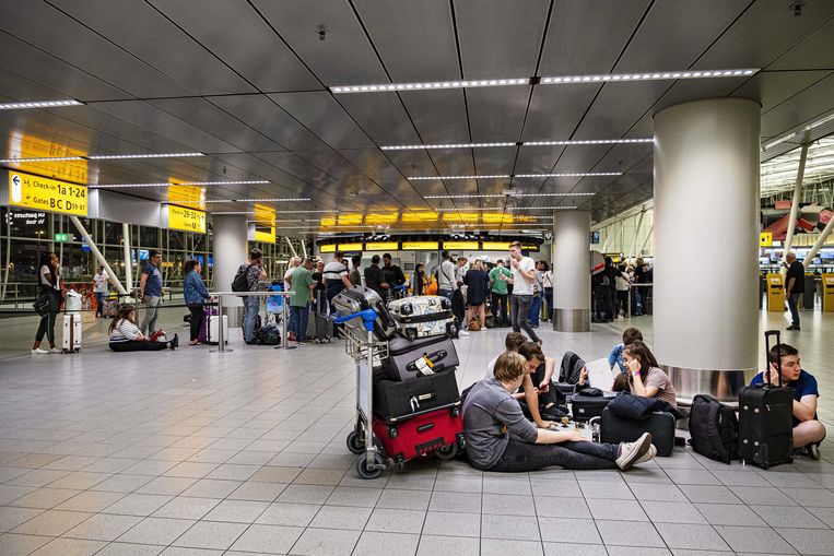 Luchthaven Schiphol kampte vrijdag opnieuw met problemen rond de brandstofvoorziening.  Beeld ANP