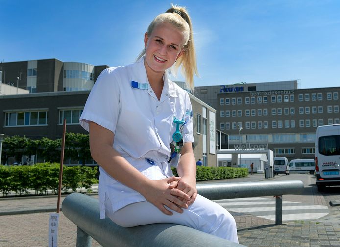 Volleybalster Britt den Haan kiest voor haar maatschappelijke carrière in de gezondheidszorg.