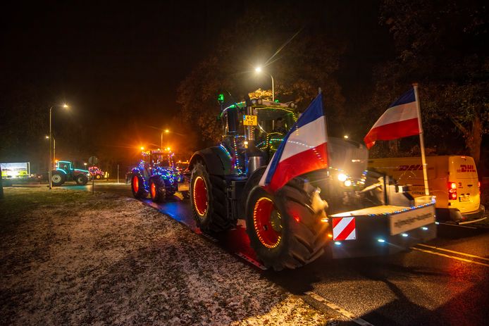 Tientallen verlichte tractoren zorgden vrijdagavond in Tubbergen voor een spektakel op straat.