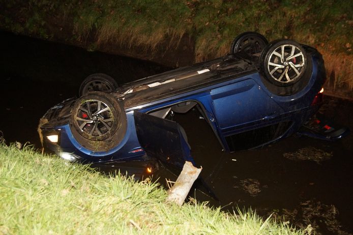 Auto in de sloot in Drunen.