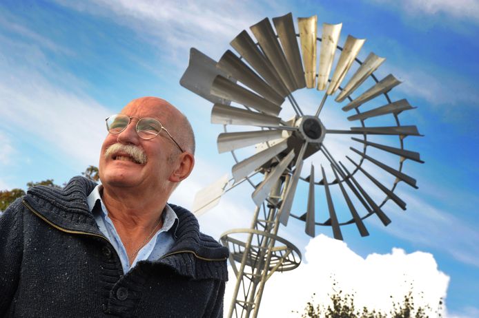 Boudewijn Tonnaer bouwde zelf een windmolen in zijn tuin in Sint Laurens.