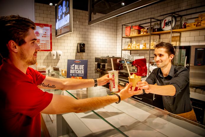 Gianmarco Tutone (rechts) gebruikt in zijn snackbar in Rotterdam papieren rietjes, maar met een laagje recyclebaar plastic eromheen.