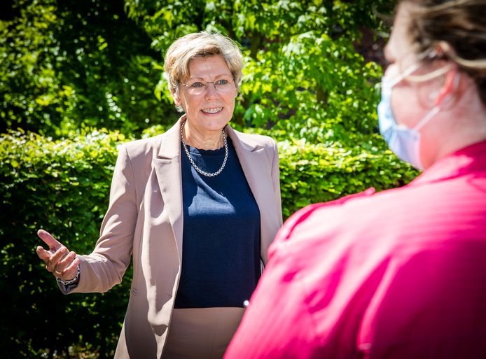 Wethouder Joanne Blaak in gesprek met een zorgmedewerker bij verzorgingshuis Buitensluis in Numansdorp.