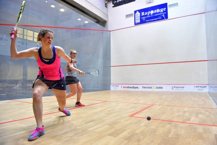 Tessa ter Sluis (roze) in de kwartfinale vrijdag tegen Gabi Fritsche (grijs). Foto: Henk Seppen