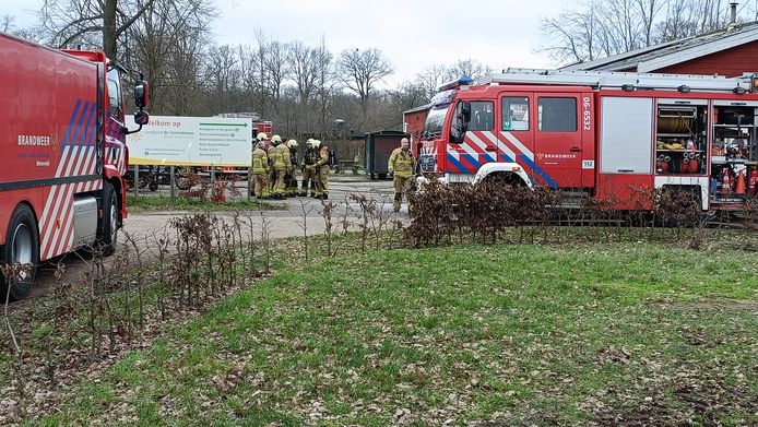 Winterswijk - De Hulpdiensten zijn aanwezig aan de Slingeweg in Winterswijk waar een schoorsteenbrand in een zorgboerderij zich verspreidde tussen de wanden van de schuur.