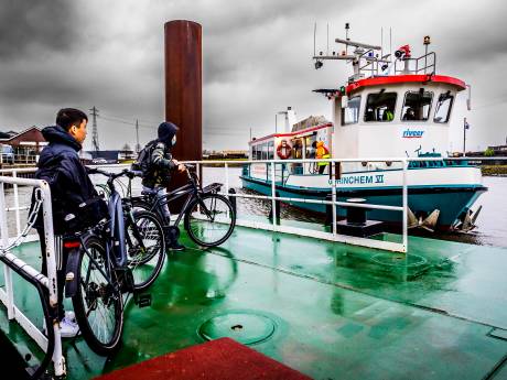 Wennen op de eerste dag van de tijdelijke pont: ‘Niet je fiets op de standaard zetten, dan valt-ie om!’