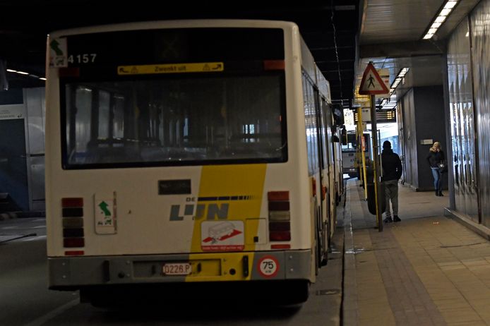 Bij de bushaltes onder het Brusselse Noordstation zijn er al maandenlang problemen, omdat migranten er overnachten.