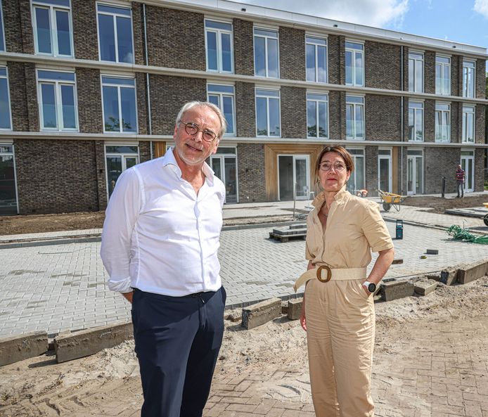 Het Gstenhuis voor ouderen met dementie gaat gerund worden door echtpaar Anita en Jeroen Nijmeijer die in de dienstwoning naast het huis komen wonen.