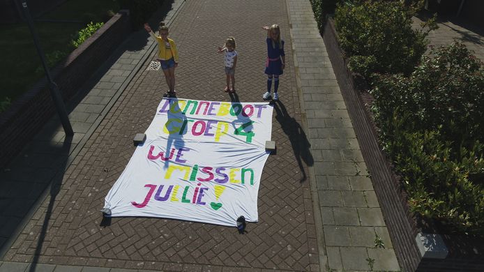 Myla en Jill willen eigenlijk weer wel naar school. De Middelburgse meiden lieten via de dronebeelden weten: ‘Lonneboot groep 4, we missen jullie’.