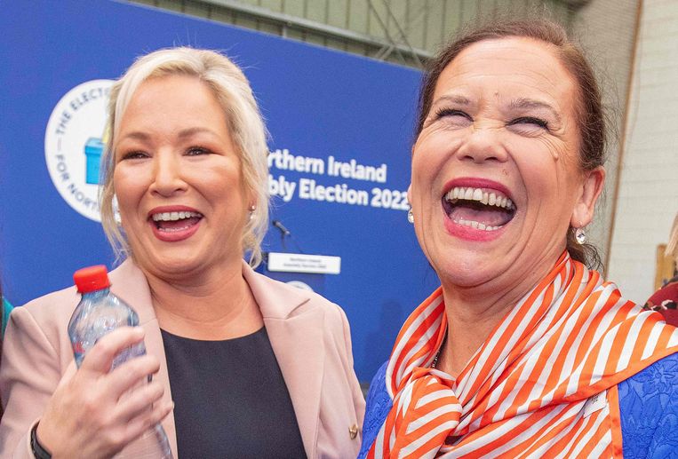 Sinn Féin-kopstukken Michelle O’Neill en Mary Lou McDonald vieren het resultaat van de verkiezingen in Noord-Ierland. Beeld AFP