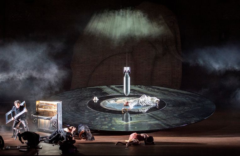 De bomaanslag in Havana in de nieuwe opera ‘Caruso a Cuba’ van Micha Hamel. Beeld Monika Rittershaus