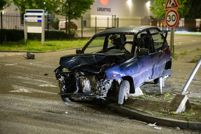 Bij de botsing op de Leemstraat in Roosendaal zijn twee inzittenden gewond geraakt. De bestuurder van de andere auto is meegenomen naar het politiebureau.