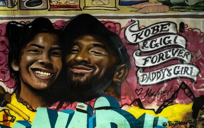 Een muurschildering van Kobe Bryant en zijn dochter in Los Angeles.