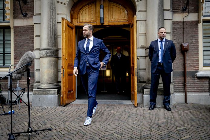 Demissionair Minister Hugo de Jonge  (Volksgezondheid, Welzijn en Sport) vertrekt bij het Binnenhof na een bewindsliedenoverleg over corona.