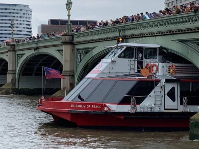 Toeristenboot vaart zich vast onder Westminster Bridge: “Mensen huilden en schreeuwden”