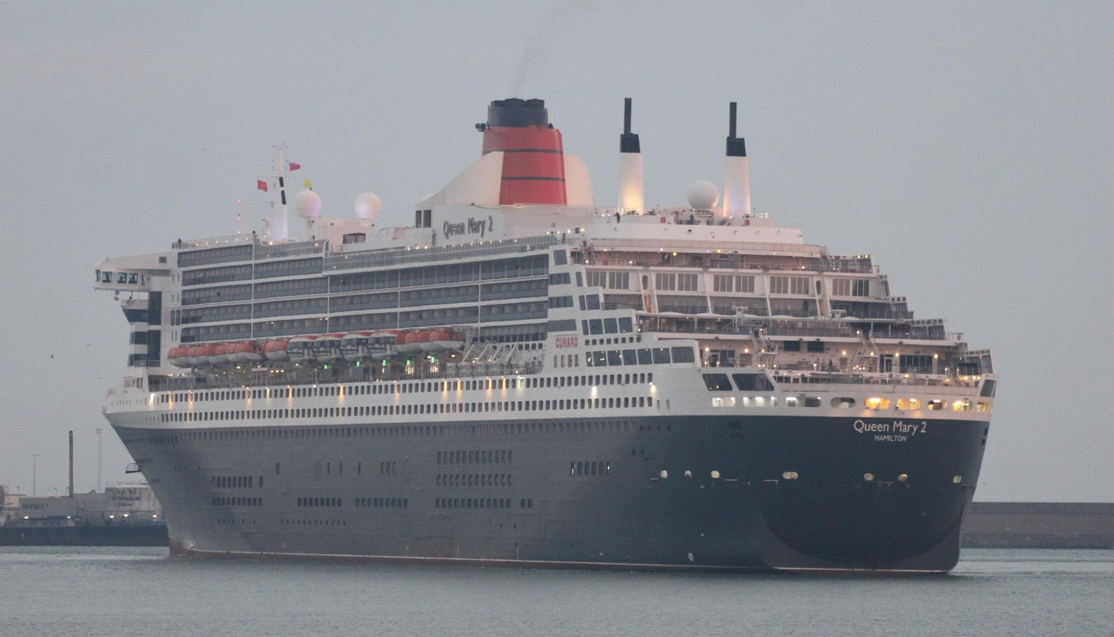 Queen Mary 2 meert aan in Zeebrugge Foto hln.be