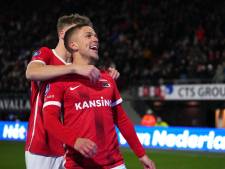 Stroef AZ blijft dankzij krappe zege op FC Groningen in titelstrijd