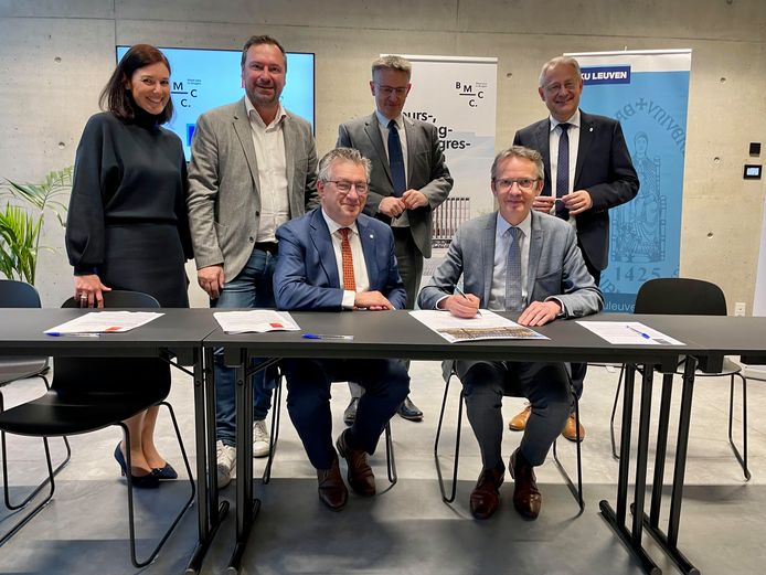 Rector Luc Sels (rechts) en burgemeester Dirk De fauw sluiten de overeenkomst voor vijf jaar.