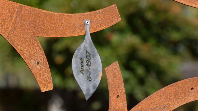 Het gedenkplaatje voor Anne.