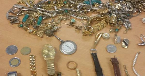 Tas met sieraden gevonden in Retranchement | Zeeland - BN DeStem