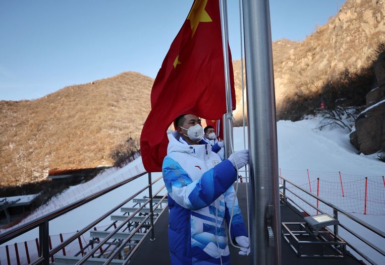 De Chinese vlag wordt gehesen op een van de skipistes. Beeld REUTERS