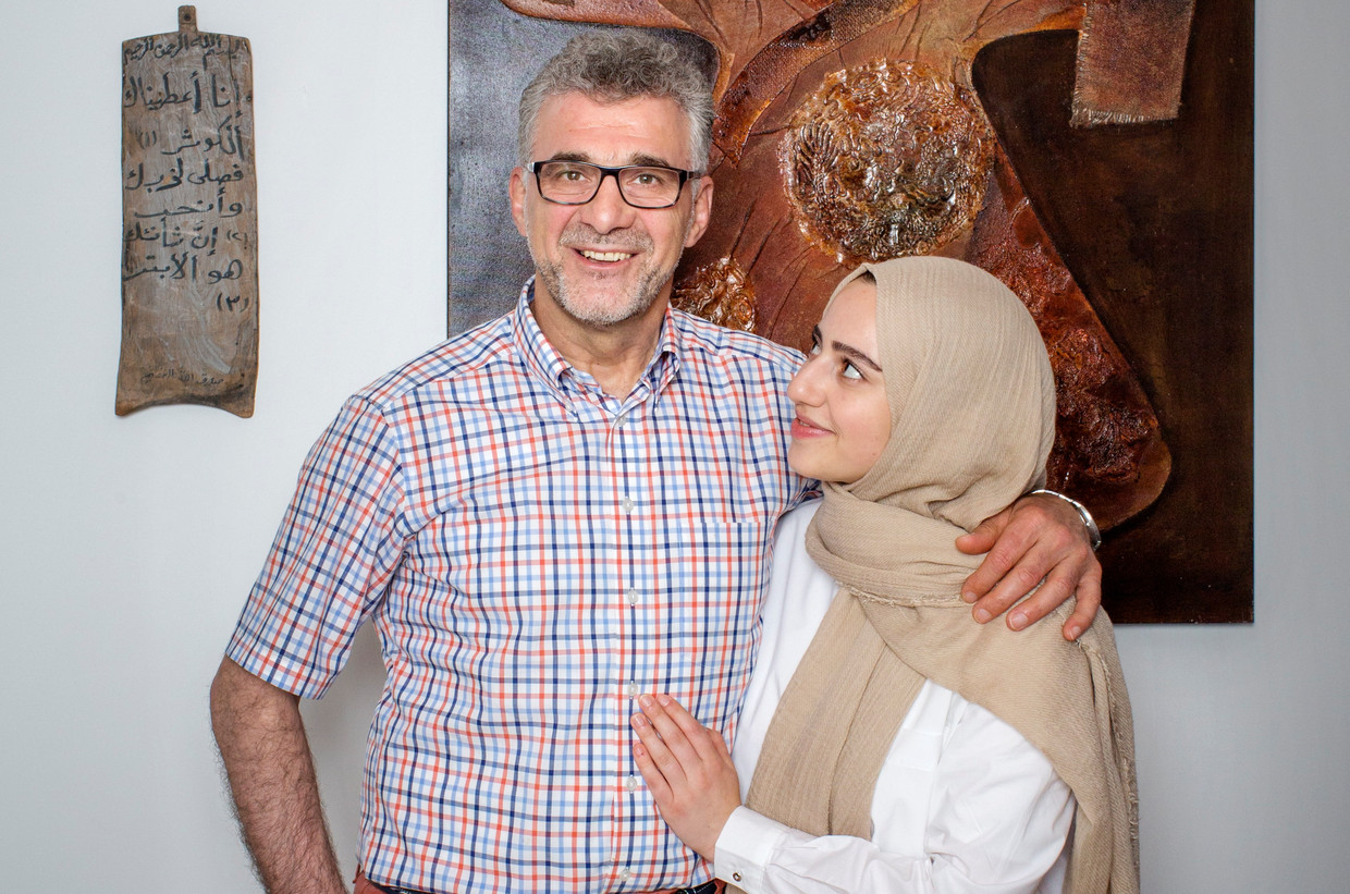 Handenur Taspinar en haar vader Ismail Taspinar. Beeld Jörgen Caris