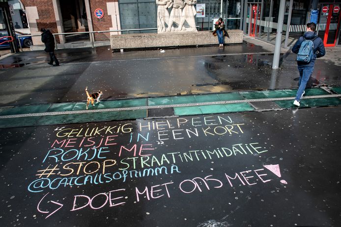 De 'chalkback' van instagramaccount CatcallsofNimma op het stationsplein.
