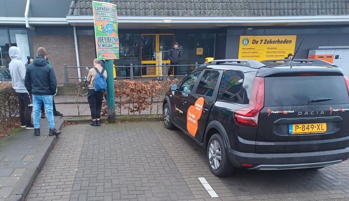Klanten wachten voor een door stroomstoring gesloten deur bij Jumbo in Oisterwijk.