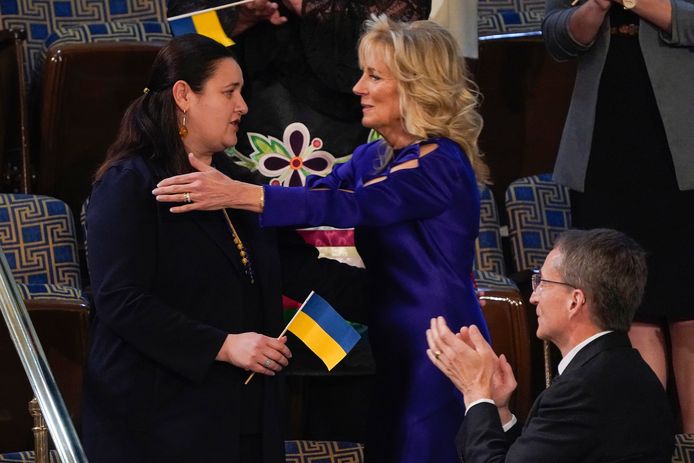 De Oekraïense ambassadrice Oksana Markarowa kon rekenen op een omhelzing van first lady Jill Biden.