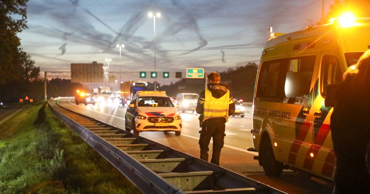 Ongeluk met vier auto’s op de A12: een rijstrook dicht, vertraging neemt af.