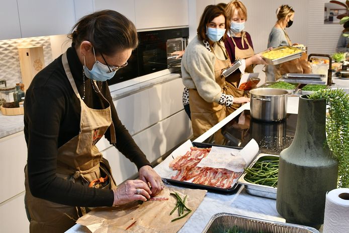 Soroptimist Roeselare-Roslar bezorgt vzw Onze Kinderen een warme kerst