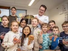 Vandaag op het menu in Zeeuwse scholen: sushicups, zelfgemaakt door de leerlingen van de bovenbouw